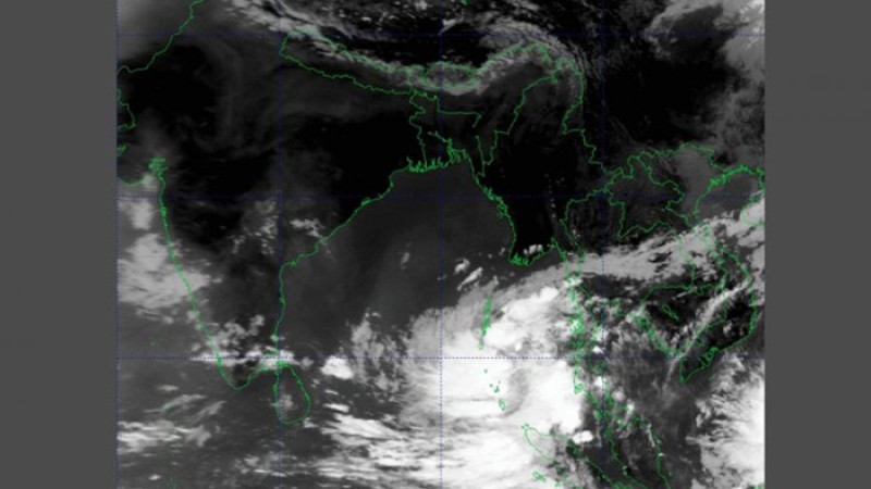 শক্তি বাড়িয়ে আঘাত হানতে যাচ্ছে ঘূর্ণিঝড়