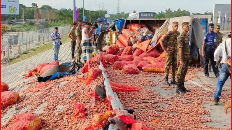 পদ্মা সেতুতে ট্রাক উল্টে আহত ৩