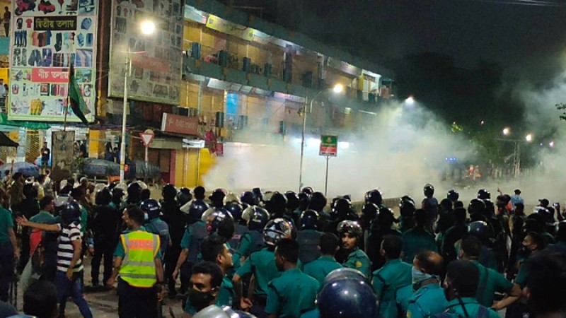 নিউমার্কেট এলাকা ফের উত্তপ্ত, চলছে ধাওয়া পাল্টা-ধাওয়া