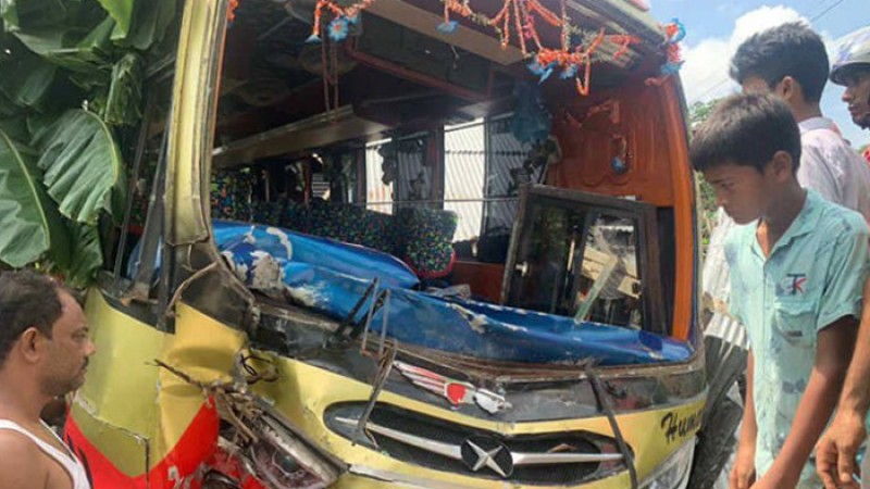 বাস-ট্রলি সংঘর্ষে প্রাণ গেলো ৩ জনের