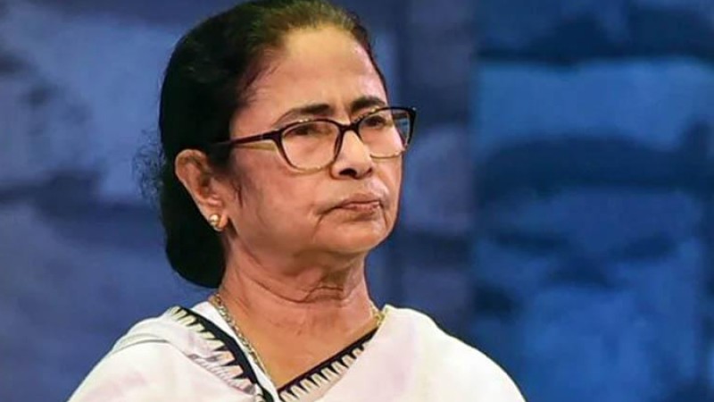 অল্পের জন্য রক্ষা পেলেন মমতা!