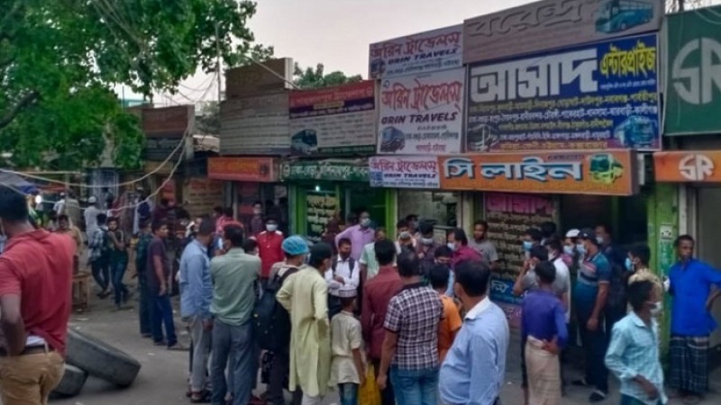 বাস টার্মিনালে ঘরমুখো মানুষের ভিড়