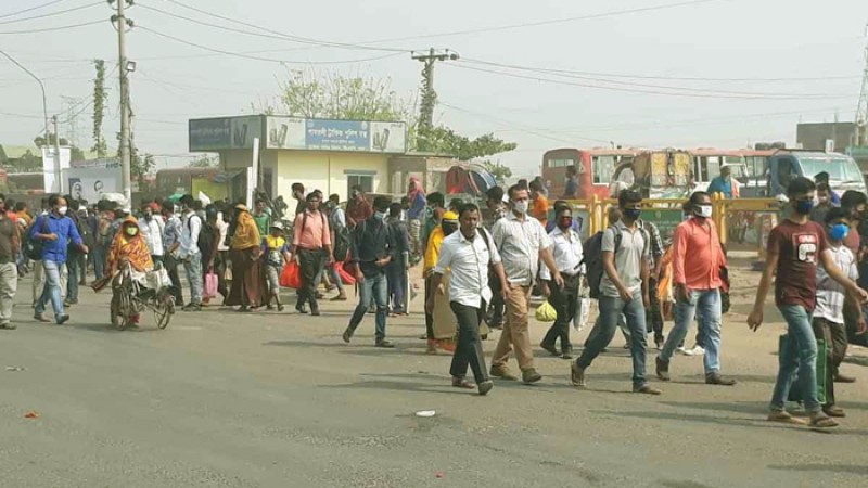হঠাৎ গণপরিবহন বন্ধে পথে পথে দুর্ভোগ