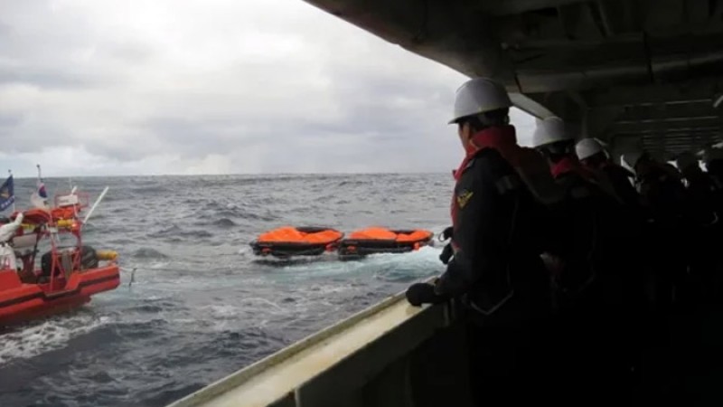 জাপানে পণ্যবাহী জাহাজ ডুবে নিখোঁজ ১৮