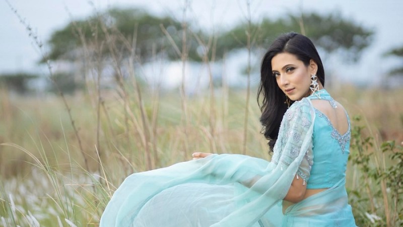 মিম হাঁটছেন সাবধানি পায়ে