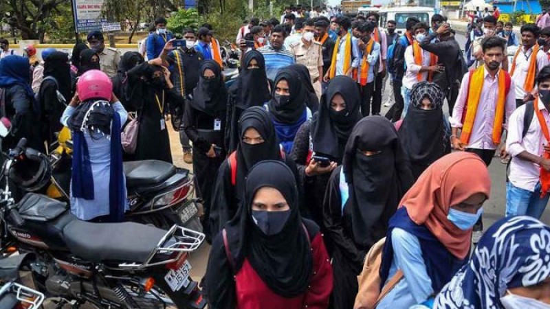 হিজাব বিতর্কে পরীক্ষা না দিলে দ্বিতীয় সুযোগ পাবেন না শিক্ষার্থীরা