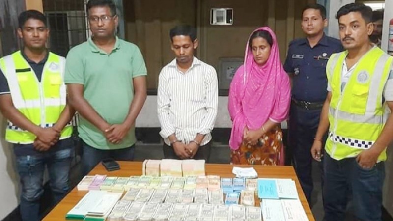 সাড়ে ৮ লাখ রুপিসহ স্বামী-স্ত্রী গ্রেফতার