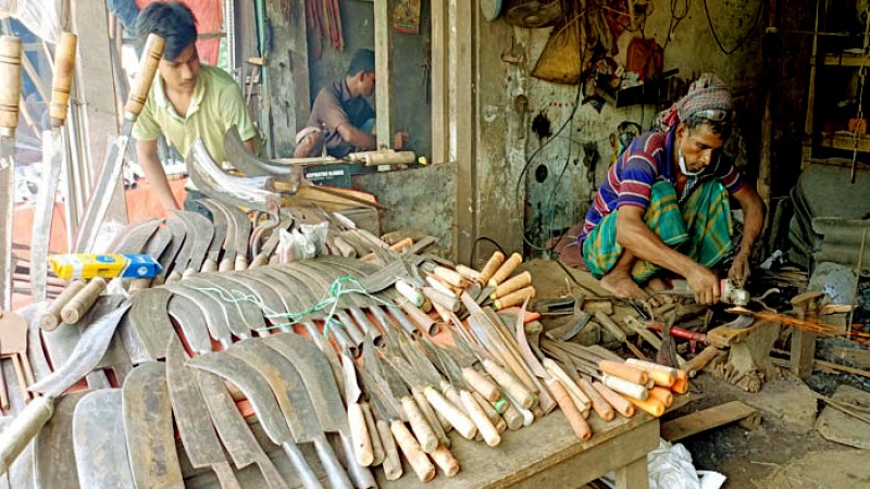 জমে উঠেছে কারওয়ান বাজারের কামারপট্টি