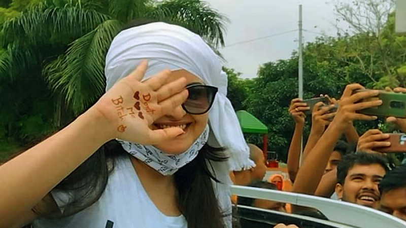 মেহেদি দিয়ে হাতের লেখার কারণ জানালেন পরীমনি