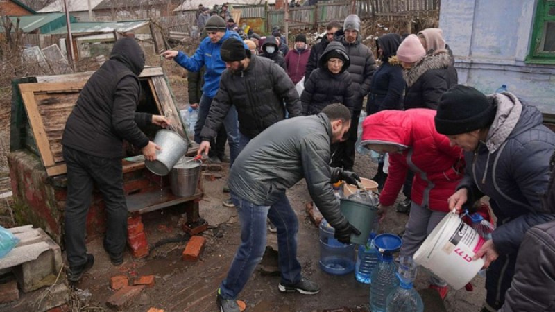 ক্ষেপণাস্ত্র হামলার পর কিয়েভে পানির জন্য দীর্ঘ লাইন