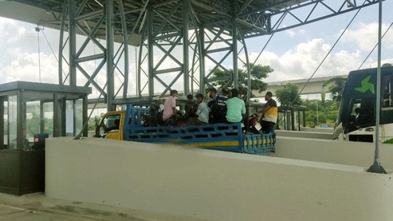 পিকআপে পদ্মা সেতু পার হচ্ছে মোটরসাইকেল