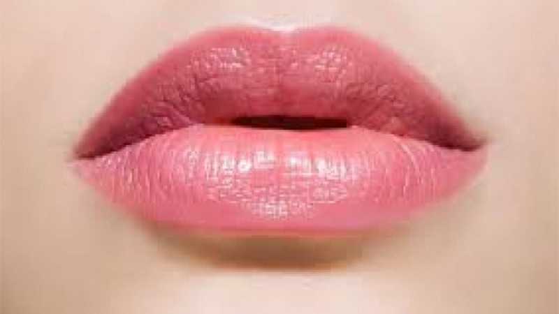 গরমেও কী ভাবে আর্দ্র থাকবে ঠোঁট