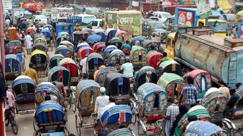 চলছে কঠোর বিধিনিষেধ, তবুও ঢাকার রাস্তায় যানজট