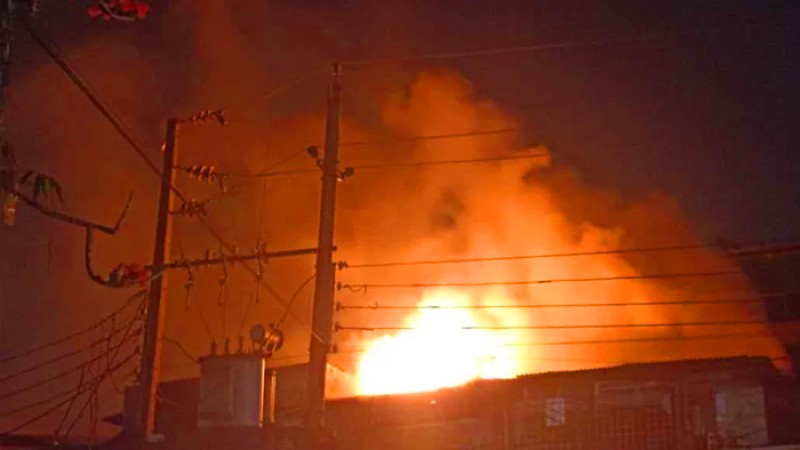 কল্যাণপুরে নতুনবাজার বস্তিতে আগুন