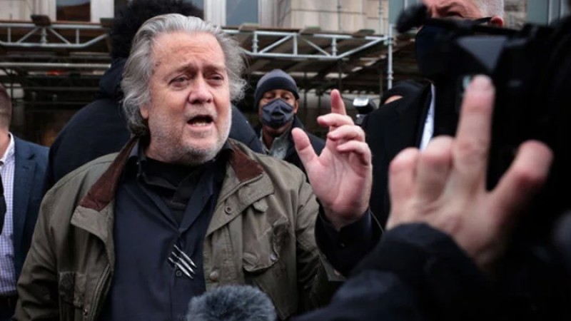 আত্মসমর্পণ করেছেন ট্রাম্প প্রশাসনের উপদেষ্টা স্টিভ ব্যানন