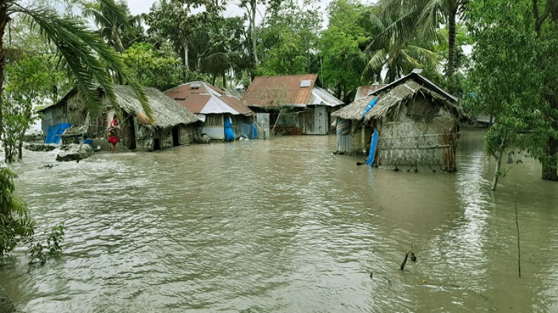 বাঁধ ভেঙে ঝালকাঠিতে ২৫ গ্রাম প্লাবিত