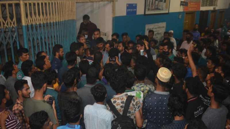 ববি শিক্ষার্থীদের মারধরের ঘটনায় বিআইডব্লিউটিএ কার্যালয় ঘেরাও