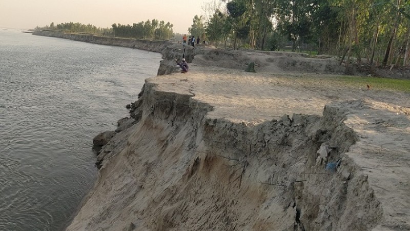 ব্রহ্মপুত্রের ভাঙনে এখনও হুমকিতে শতাধিক বসতি