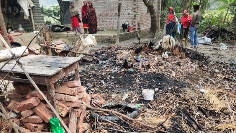 বাইরে থেকে তালা দিয়ে তাঁতীদল নেতার বাড়িতে আগুন