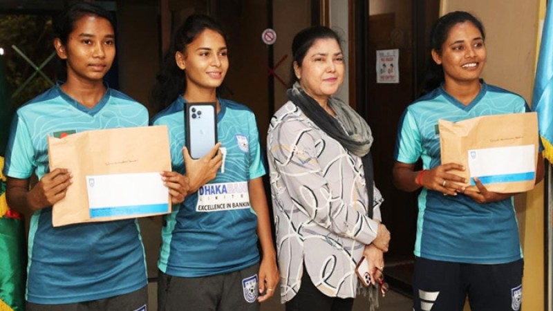 ক্ষতিপূরণ হিসেবে সানজিদাকে আইফোন দিলো বাফুফে