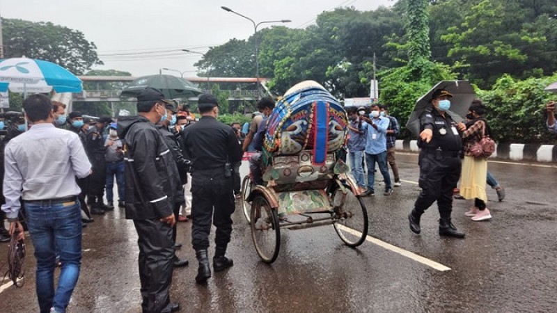 ঢিলেঢালা ভাবে চলছে কঠোর বিধিনিষেধ