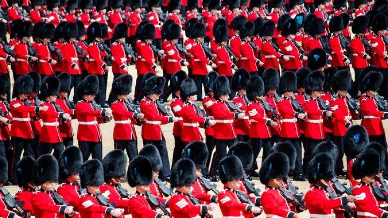 সারিবদ্ধভাবে দাঁড়ানোই ব্রিটিশদের পছন্দ করে