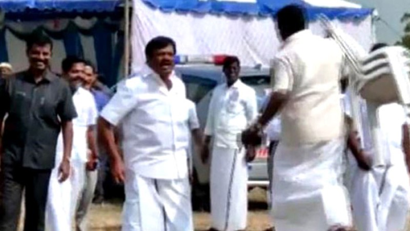 অনুষ্ঠানে চেয়ার না পাওয়ায় কর্মীদের পাথর ছুড়লেন মন্ত্রী