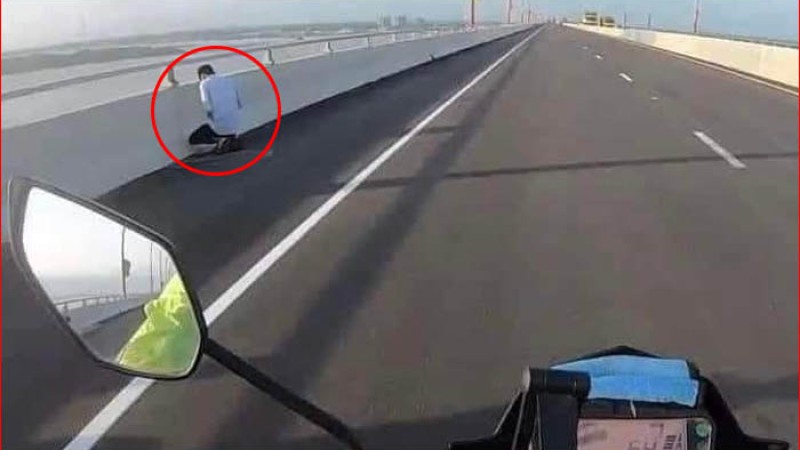 পদ্মা সেতুতে মূত্র ত্যাগকারী যুবককে খুঁজছে পুলিশ