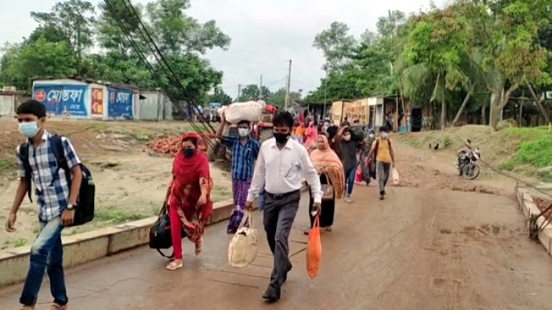 গার্মেন্টস খোলার খবরে দৌলতদিয়ায় ঢাকামুখী যাত্রীদের ভিড়