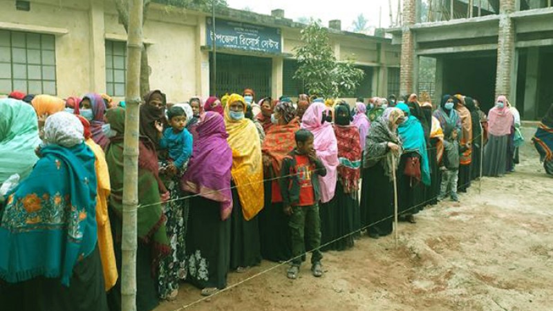 ব্যালট পেপারের মাধ্যমে তৃতীয় ধাপের পৌর নির্বাচন চলছে