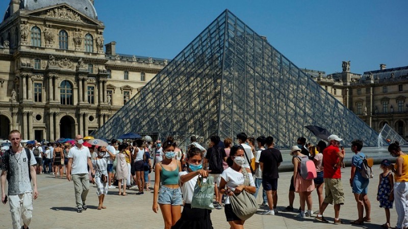 নববর্ষ উপলক্ষে ১ লাখ পুলিশ মোতায়েন করছে ফ্রান্স