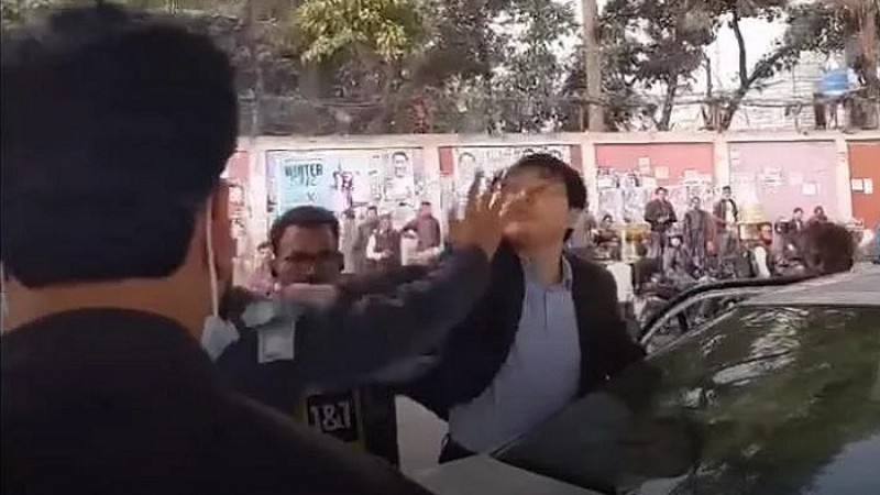 ট্রাফিক পুলিশকে টাকা ছুড়ে মারলেন ক্ষুব্ধ বিদেশি