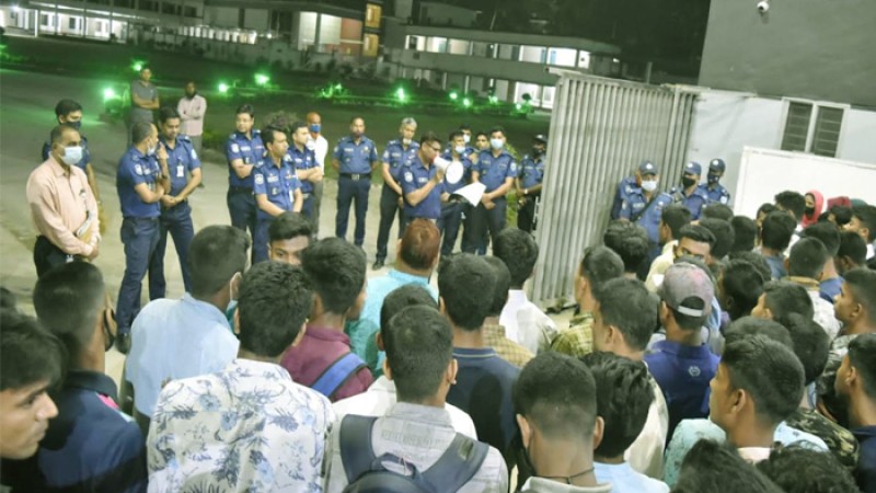 ১২০ টাকায় বাংলাদেশ পুলিশে ৮০ জনের চাকরি