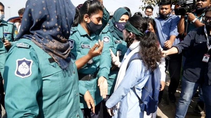 শিক্ষার্থীদের মানববন্ধনে দাঁড়াতে দিল না পুলিশ