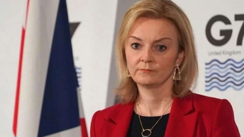 ৬ সপ্তাহের মাথায় পদত্যাগ করলেন ব্রিটিশ প্রধানমন্ত্রী