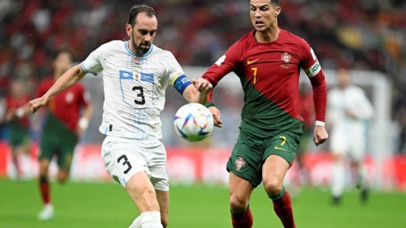 হাড্ডাহাড্ডি লড়াইয়ে প্রথমার্ধ গোলশূন্য উরুগুয়ে-পর্তুগাল ম্যাচ