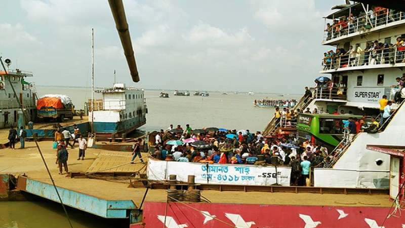 কালবৈশাখী ঝড়ে দৌলতদিয়া ঘাটের পন্টুন ছিঁড়ে পদ্মায় মাইক্রোবাস