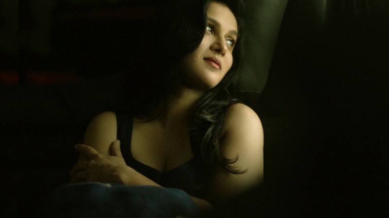 আবেদনময়ী পোশাকে ফের বিতর্কে মিথিলা