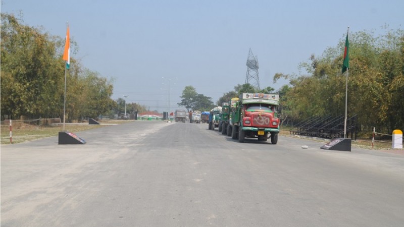 ৬ দিন বন্ধের পর বাংলাবান্ধা স্থলবন্দরে আমদানি-রপ্তানি শুরু