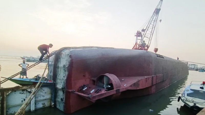 ডুবে যাওয়া ফেরি তুলতে পাটুরিয়ায় জেনুইন এন্টারপ্রাইজের ডুবুরি দল