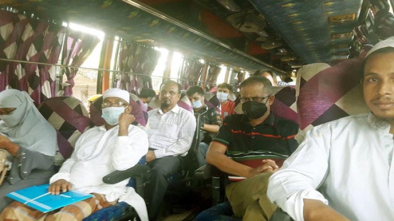 সামাজিক দূরত্বের বালাই নেই, ভাড়া দ্বিগুণ গণপরিবহনে