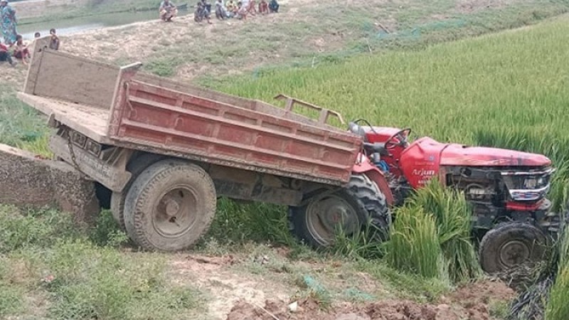 তাড়াশে মাটিবাহী ট্রাক্টর উল্টে চালক নিহত