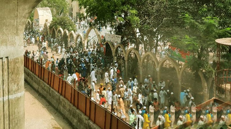 বায়তুল মোকাররমে মুসল্লি-পুলিশ তুমুল সংঘর্ষ (দেখুন লাইভ)