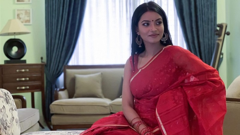 ‘পোস্টার দুটি সাইডে সরাতে বলাই যে কাল হবে, বুঝিনি’