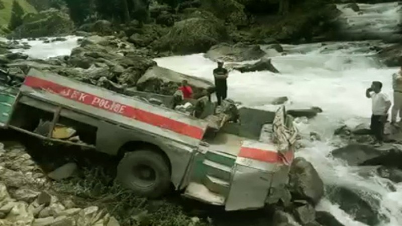 ৩৯ জন পুলিশ নিয়ে নদীতে বাস, নিহত ৬