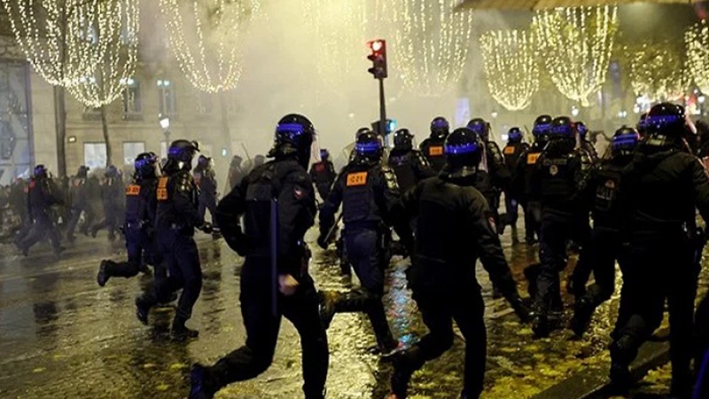 ফ্রান্সের পরাজয়ের পর পুলিশের সঙ্গে সমর্থকদের সংঘর্ষ