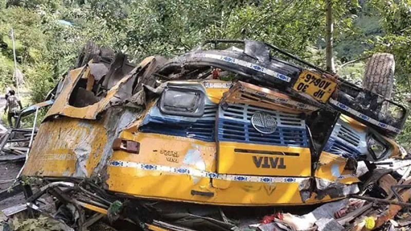 হিমাচল প্রদেশে স্কুল বাস খাদে পড়ে নিহত ১৬