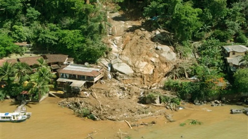 ব্রাজিলে কাদার স্রোতে ঢেকেছে বহু ঘরবাড়ি, মৃত্যু ১০৪