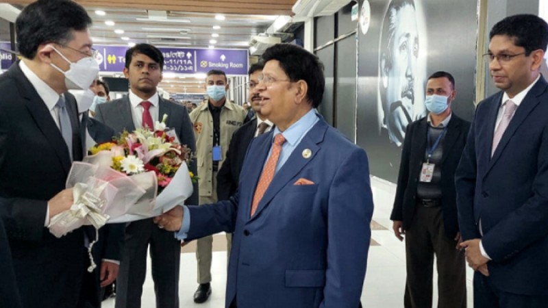 ঢাকায় পৌঁছেছেন চীনের পররাষ্ট্রমন্ত্রী