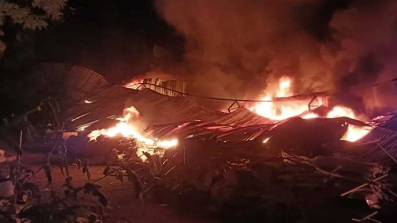 কোনাপাড়ায় প্লাস্টিক গোডাউনে আগুন, নিয়ন্ত্রণে ১১ ইউনিট